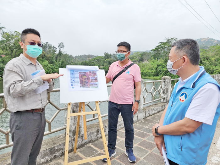 縣長視察龍陵湖，了解湖庫整治工程狀況。（許峻魁攝）