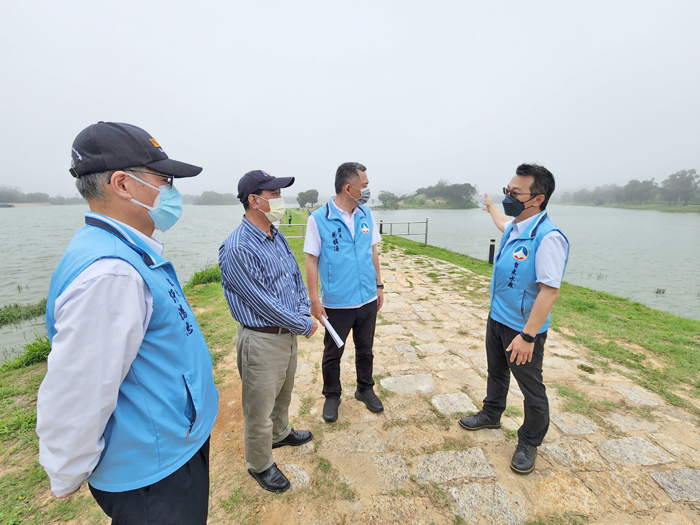 視察太湖，縣長聽取自來水廠報告湖庫蓄水情況。（許峻魁攝）