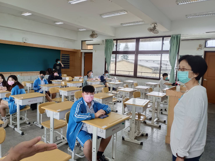 黃雅芬也慰勉12位新冠肺炎確診考生,期許考生認真向學、安心應試,發揮最佳實力。(縣府教育處提供)