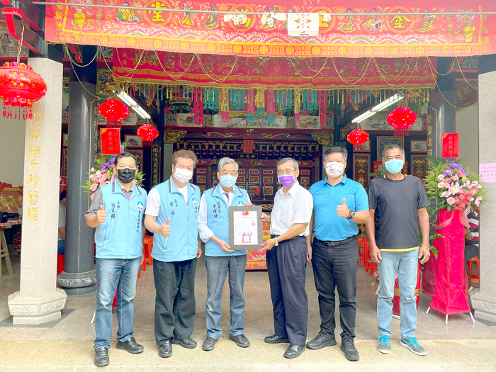 吳啟騰(右3)接任昔果山吳氏宗親會第3屆理事長,副縣長李增財頒發當選證書。(陳冠霖攝)