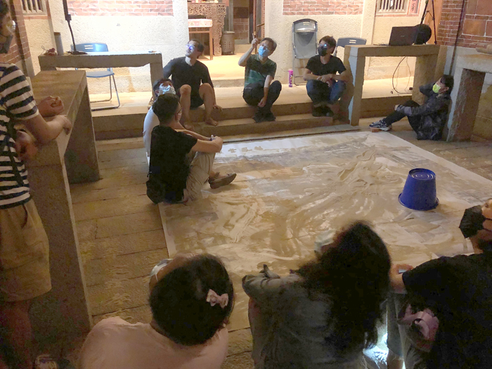 藝術家黃建寰進駐金門大地吳心泉宅,與金門縣駐縣藝術家許庭瑋進行動靜態對話。(金門縣文化局提供)