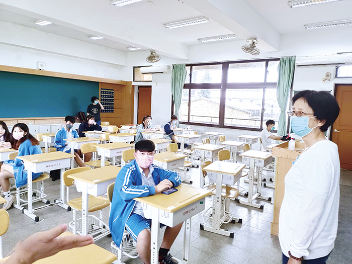 黃雅芬慰勉12位補考考生,期許認真向學、安心應試,發揮最佳實力。(縣府教育處提供)