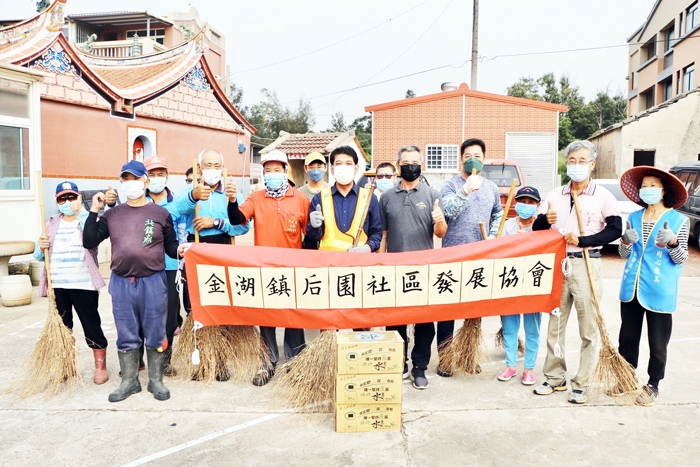 金湖鎮公所於昨(5)日特別辦理「社區環境清潔日」,鎮長陳文顧與社區志工們一起打掃消毒社區環境。
(金湖鎮公所提供)