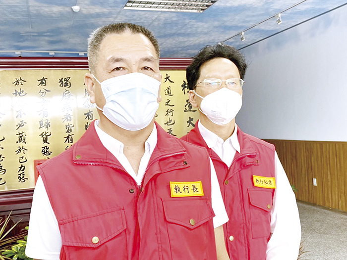 昨日金門新增97例確診,縣府秘書長陳祥麟偕衛生局長李錫鑫說明最新疫情狀況。(縣府提供)