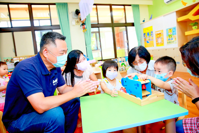 重視學子教育-110學年度幼兒園幼小班師生比由1:15降低至1:12，為全國首創推動之縣市。（縣府提供）