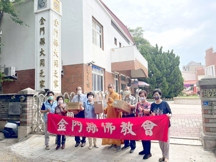 海印寺弘法基金會贈送大同之家300劑快篩試劑。（大同之家提供）