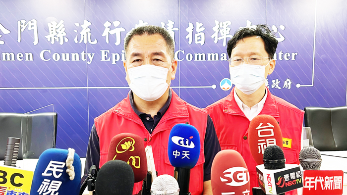 金門縣政府秘書長陳祥麟昨日下午3時30分,由衛生局長李錫鑫陪同在縣府新聞發佈室舉行媒體聯訪記者會,說明7日最新疫情概況。(李增汪攝)