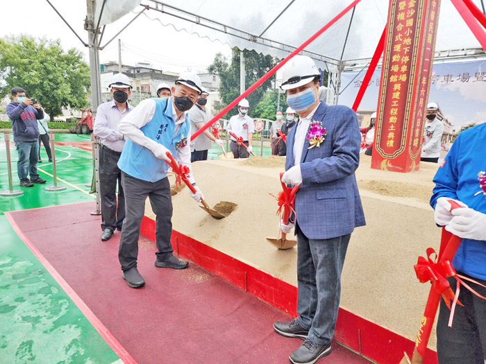 金沙國小地下停車及複合式運動場今天動土，縣長楊鎮浯、議長洪允典動鏟祈福。（許峻魁攝）