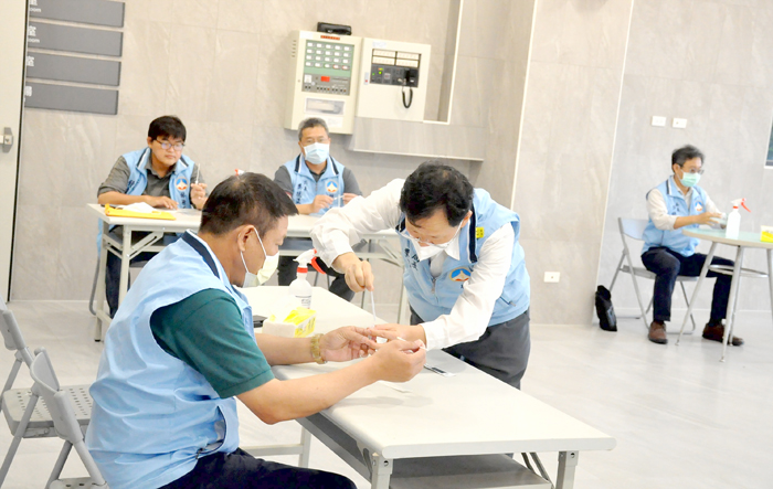 配合金門縣議會昨開議快篩檢測,縣府出席與會一、二級機關首長主管人員均在開議前完成受檢,且檢測皆呈現陰性結果。(楊水詠攝)