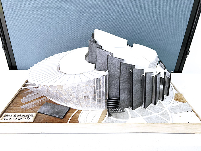 金門大學「建築結構系統模型特展」於金門高中白宮展出,並藉由展出讓學生了解建築設計的內容,並能從結構模型中剖析結構系統與建築美學精髓的結合。
(金門大學提供)