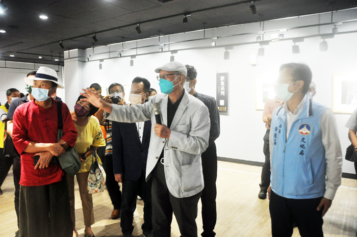 台灣現代版畫先驅-廖修平博士的「福臨美至」主題作品展,昨日下午在金門縣文化局開幕,這位1960年於小金門服役,在最前線大膽島擔任排長的藝文大師,用他的精彩作品傳達對這座島嶼的繾綣深情和無盡懷念。(李增汪攝)