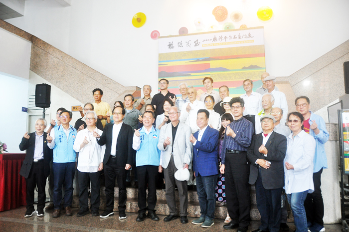 台灣現代版畫先驅-廖修平博士的「福臨美至」主題作品展,昨日下午在金門縣文化局開幕,這位1960年於小金門服役,在最前線大膽島擔任排長的藝文大師,用他的精彩作品傳達對這座島嶼的繾綣深情和無盡懷念。(李增汪攝)