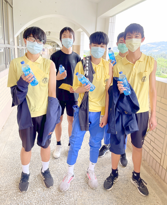 金沙國中家長會致贈每位學生一瓶運動飲料,讓學生打完疫苗後補充水分。(陳麗妤攝)