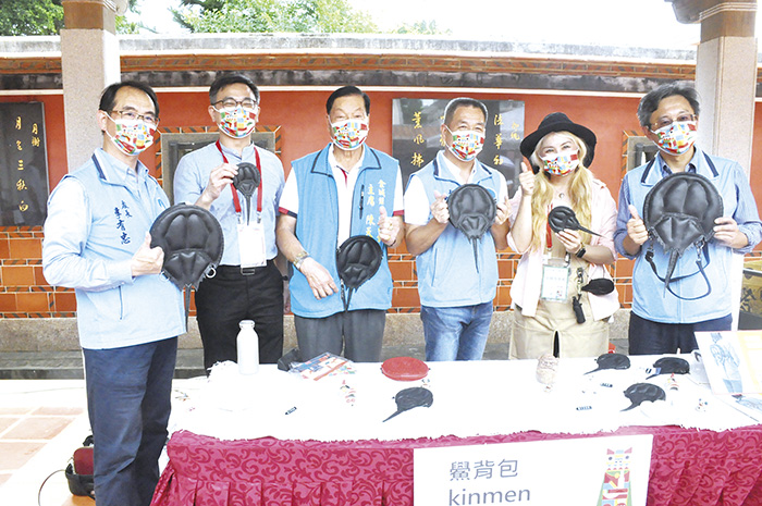 金門文創生活節成果發表市集-金門場昨登場,縣府秘書長陳祥麟偕與會貴賓參觀攤位及比讚行銷情形。(楊水詠攝)