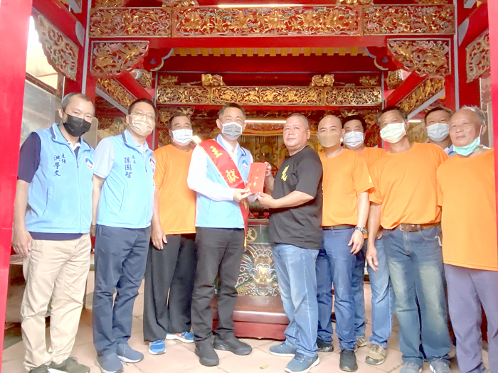 縣長前往烈嶼鄉青岐關帝廟祝賀,祈求關聖帝君保佑金門風調雨順、鄉親闔家平安。(縣府提供)
