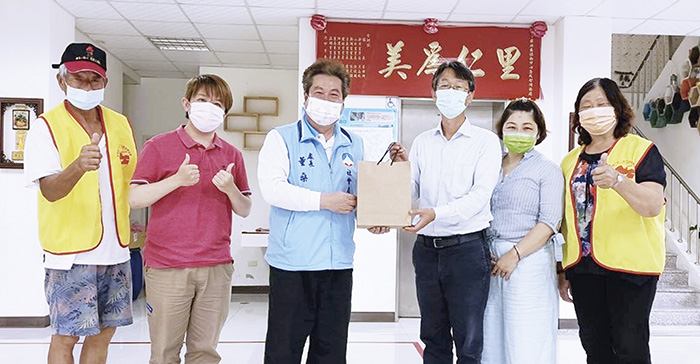 關注金湖鎮下莊社區照顧關懷據點之供餐情形。(縣府社會處提供)