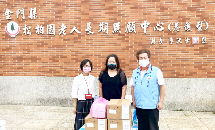 社會處轉贈中央提供的口罩。(社會處提供)