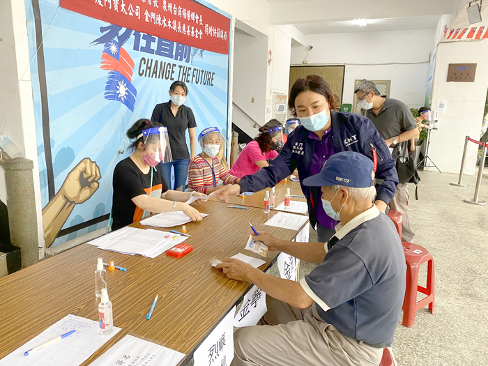 陳玉珍感謝莆田台商李木榮會長,泉州台商楊榮輝會長,廈門寶太公司以及金門陳水木議長慈善基金會等共同捐贈者的愛心。(翁維智攝)