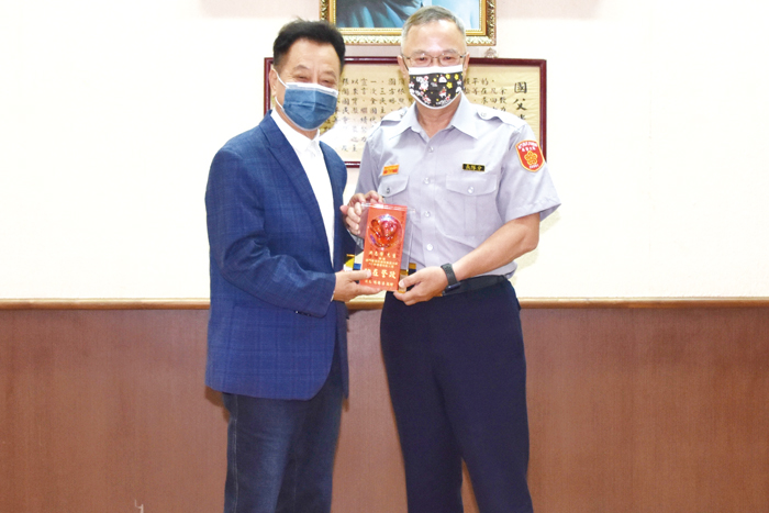 慶祝警察節表揚活動,議長洪允典頒獎表彰全國模範警察、警察局績優人員及協勤民力,除向獲獎人員表達祝賀外,並對警察局此次配合縣政府執行各項防疫政策及維安工作,表達肯定與嘉勉。(莊煥寧攝)