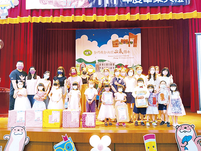 正義國小昨日舉辦畢業典禮,歡送國小部9位暨幼兒園12位畢業生。(正義國小提供)