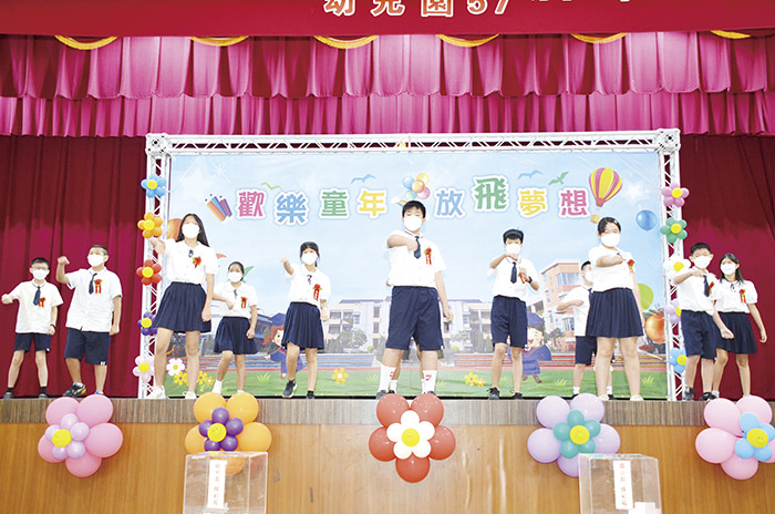 歡樂童年、放飛夢想!金沙國小昨舉辦畢業典禮,歡送國小部暨幼兒園66位畢業生。(金沙國小提供)
