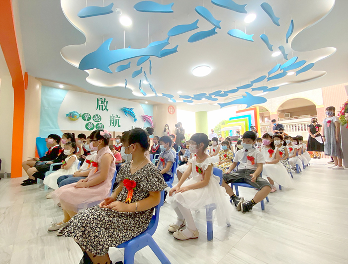 湖埔國小畢業典禮走海洋風,以「啟航」為主題,校長蔡玉羨與校友會理事長楊永立議員、家長會會長楊忠清,頒發各項表現優異學生並合照。(湖埔國小)