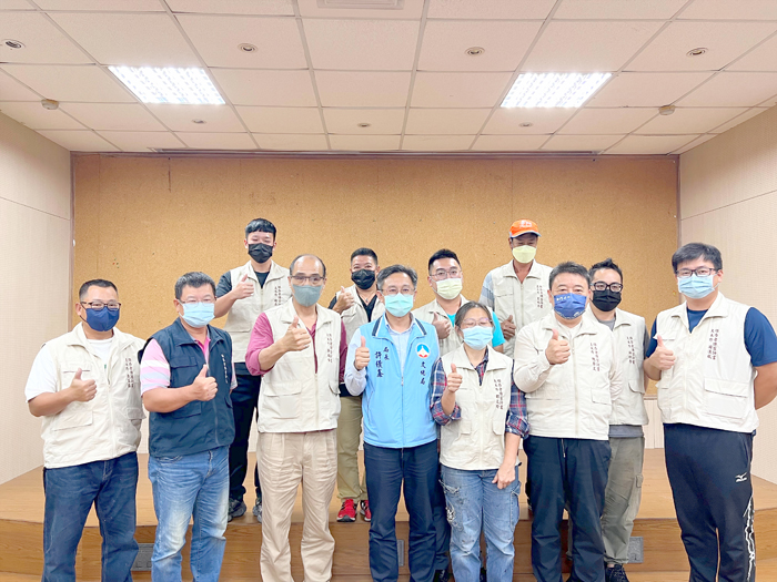 金門匠師即將赴臺術科考試,文化局長許績鑫考前勉勵打氣。(文化局提供)