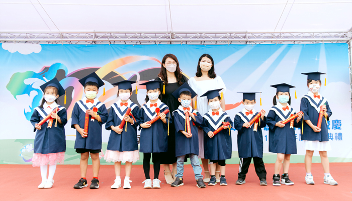 烈嶼鄉上岐國小於昨日上午在青岐祖厝旁辦理國小部第57屆暨幼兒園第45屆畢業典禮,溫馨動人。(上岐國小提供)