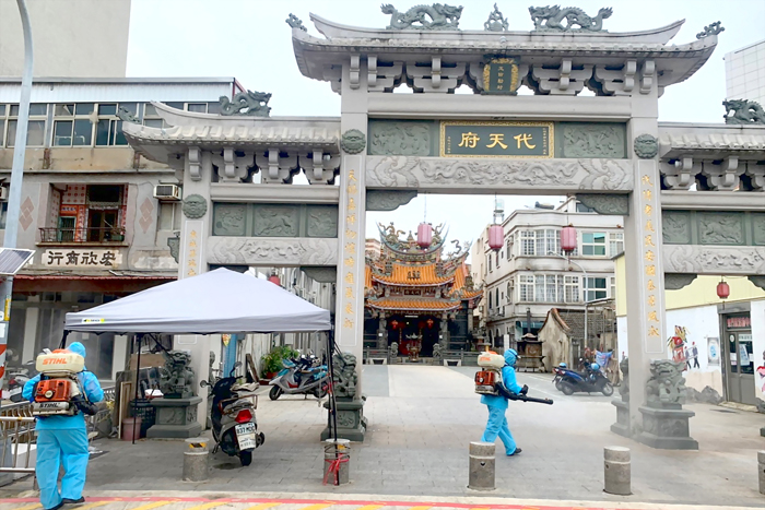為阻斷蚊蟲孳生源及傳染途徑,金城鎮公所今日起展開第二波環境消毒總動員。(金城鎮公所提供)
