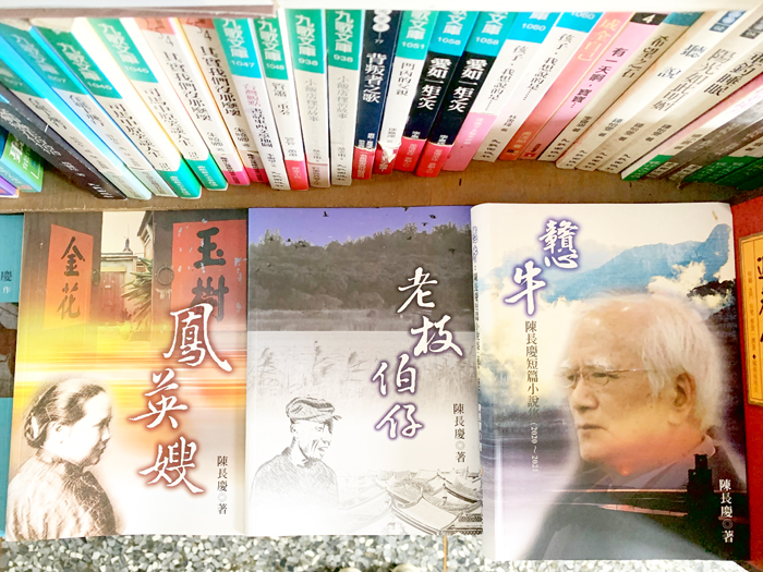 陳長慶集結其2014至2021年之散文,以《浯鄉縮影:陳長慶散文集2014~2021》為題,獲文化局獎助,預計本月出版。(林靈攝)