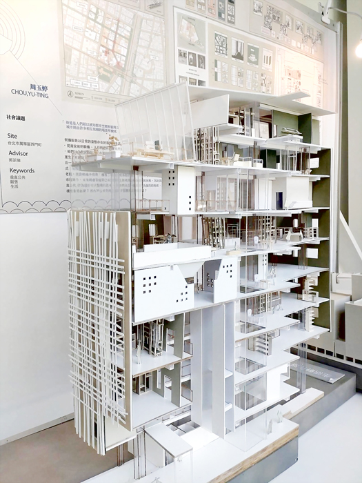 國立金門大學建築學系日前跨海至高雄市立圖書館總館辦理「嶼響」畢業展。（金門大學提供）