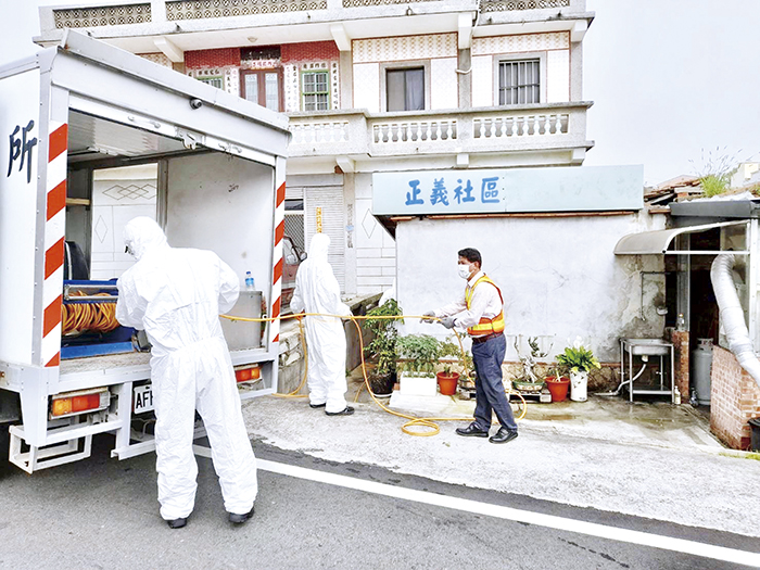 金湖鎮公所清潔隊自即日起安排至各里及學校擴大消毒,替鄉親做好第一線防護。(金湖鎮公所提供)