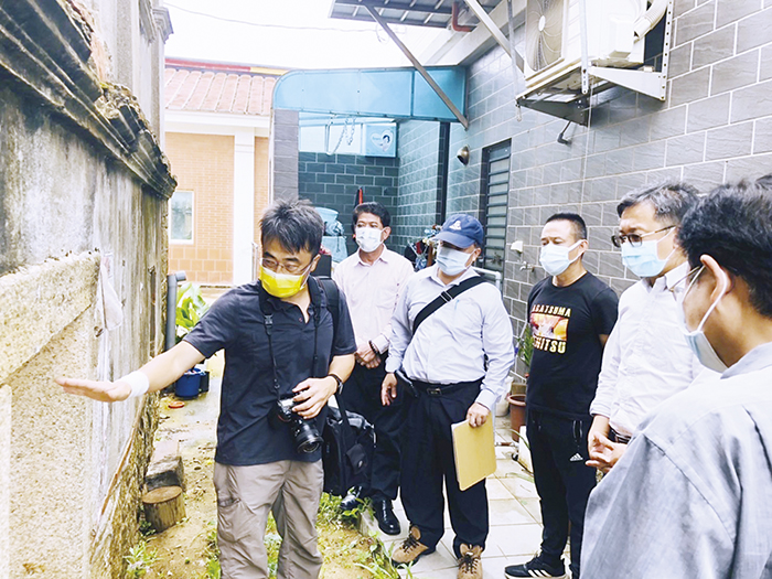 東村呂朝怡洋樓傳出損壞嚴重，昨日金湖鎮長陳文顧會同金門縣文化局長許績鑫等相關單位前往會勘，希望儘早搶救這近百年的古洋樓。（金湖鎮公所提供）