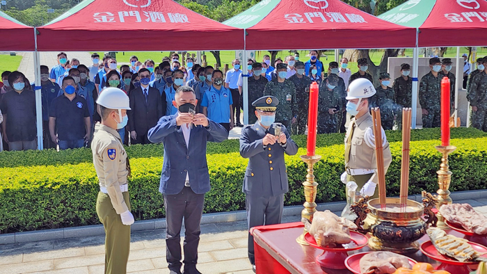 胡璉將軍逝世45週年，縣長楊鎮浯（左）、金防部指揮官陳忠文（右）與各界追思。（許峻魁攝）