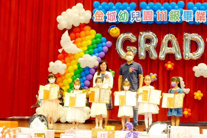金城幼兒園22日舉辦畢業典禮,共171位小朋友畢業。(金城幼兒園提供)