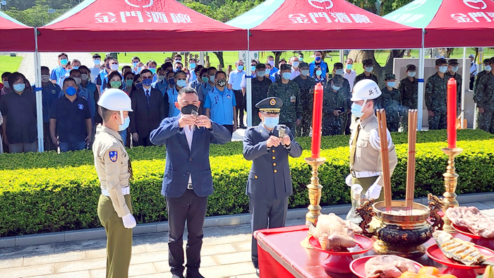 胡璉將軍逝世45週年,縣長楊鎮浯(左2)、金防部指揮官陳忠文(右2)與各界追思。(許峻魁攝)