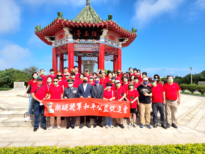 追思儀式後,胡璉將軍和平公益促進會、怒潮校友會成員合影。(許峻魁攝)