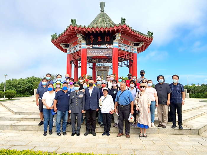 追思儀式後，胡璉將軍和平公益促進會、怒潮校友會成員合影。（許峻魁攝）