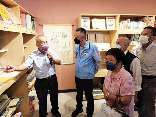 聽取校長許維民解說城中校史。(許峻魁攝)