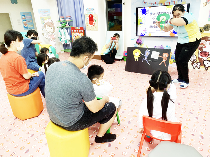醫遊館舉辦「小小醫生營-終結病菌之戰」活動，帶領地區幼兒化身小小醫生，從遊戲中習得獨立思考與防疫能力。（林靈攝）