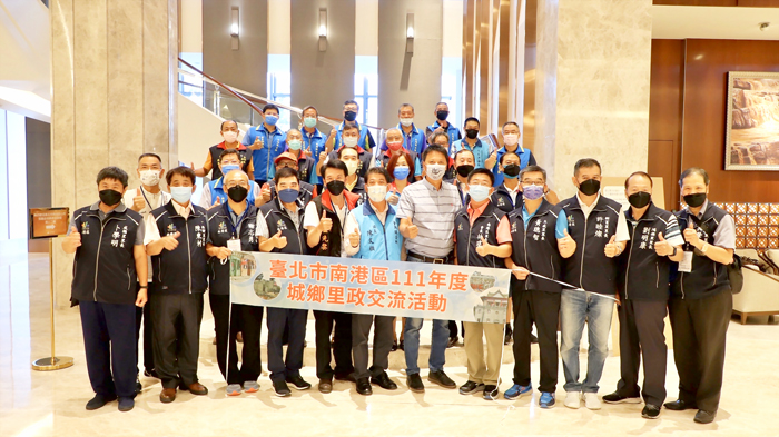 台北市南港區公所及南港區里長聯誼會考察參訪團抵金參訪,並與金湖鎮公所簽訂締結友好城市合作關係。(金湖鎮公所提供)