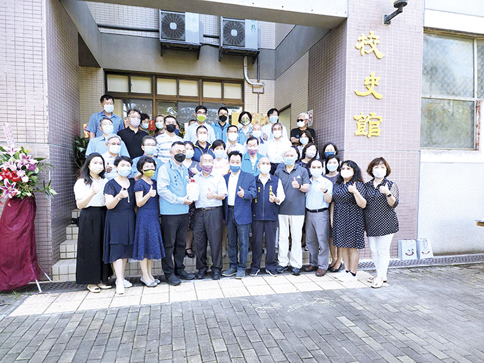 城中校史館揭牌啟用,與會貴賓合影。(許峻魁攝)