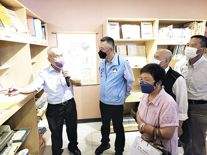 聽取校長許維民解說城中校史。(許峻魁攝)
