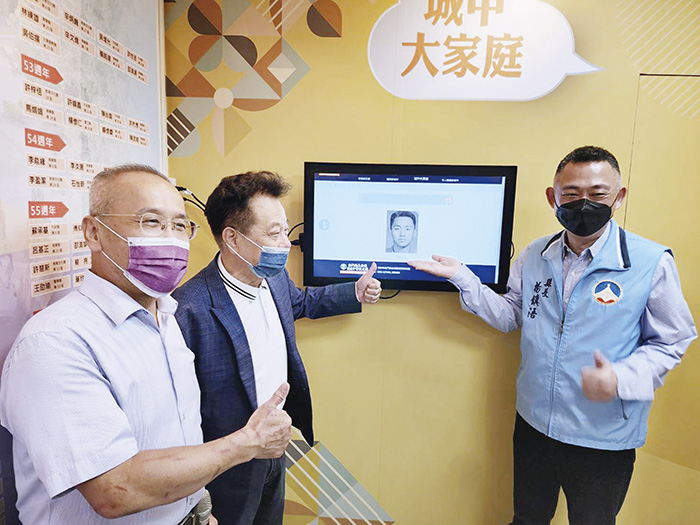 身為校友的楊鎮浯(右)搜尋畢業老照片,並開心合影。(許峻魁攝)