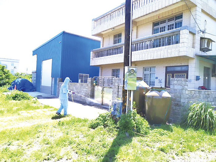金沙鎮公所自6月21日起展開今年度第二次（加強）環境消毒作業，籲請鄉親主動清除積水容器，維持室內外環境之清潔，以有效防範登革熱發生。（金沙鎮公所提供）