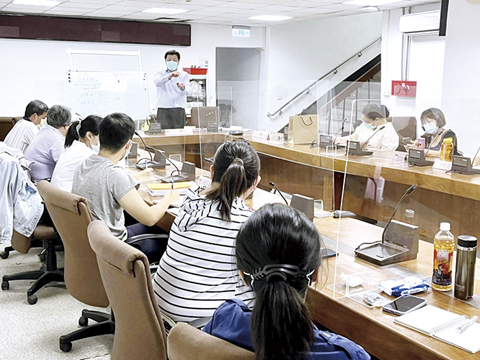 縣府社會處長董燊主持住宿式機構緊急災害應變管理暨符合災害情境應變演練教育訓練，邀請衛福部住宿式機構災害應變專家陳英正顧問抵金主講災害應變處理。（縣府社會處提供）