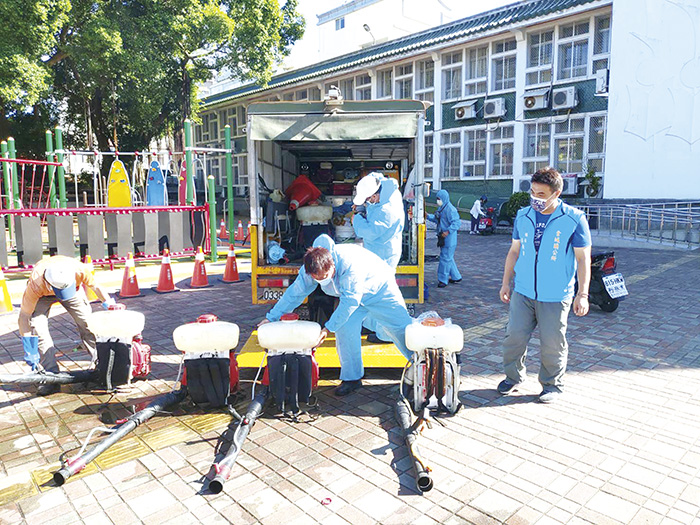 金城鎮鎮長李誠智25日率清潔隊員們進行校園公共區域防疫消毒工作。（金城鎮公所提供）