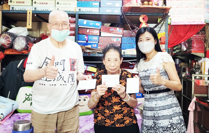 李錫榮獎學金的獲獎學生,用卡片寫上感謝和祝福的話語贈送給李爺爺。(古寧國小提供)