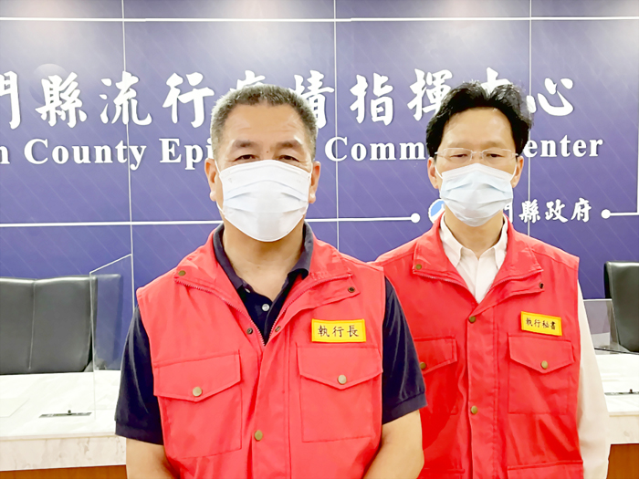 縣府秘書長陳祥麟（左）、衛生局長李錫鑫（右）說明疫情狀況。（縣府提供）