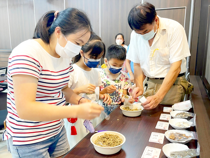 移民署南區事務大隊金門縣服務站邀請新住民共同手作中藥香包。（移民署金門服務站提供）